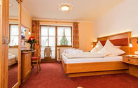 Ein Doppelzimmer im Landhotel Bärnriegel in Finsterau (Bayerische Tradition und Moderne müssen keine Gegensätze sein. Im Landhotel Bärnriegel in Finsterau vereinen sie sich zu einem tollen Ambiente in den Zimmern des Hotels.)