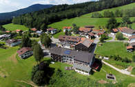 Das Hotel Fritz in Asbach im Bayerischen Wald (Umgeben von der einzigartigen Natur des Bayerischen Waldes liegt das Hotel Fritz traumhaft umgeben von Grün in Asbach.)