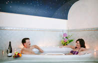Lassen Sie in der Whirlpool-Badewanne die Seele baumeln. (Genießen Sie Wellness Pur im Hotel 