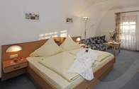 Zimmer (Die komfortabel eingerichteten Zimmer im Hotel Tannenhof in Spiegelau laden zum Entspannen ein)