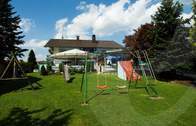 Garten mit Spielplatz vor dem Auerhof in Neukirchen im Bayerischen Wald (Auch für die Kleinen haben wir für Beschäftigung gesorgt, mit unserem Spielplatz vorm Gasthof Auerhof in Neukirchen.)
